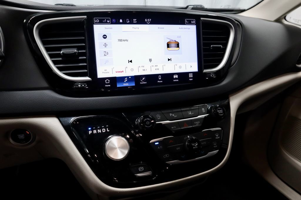 Used 2023 Chrysler Pacifica Touring-L image 33