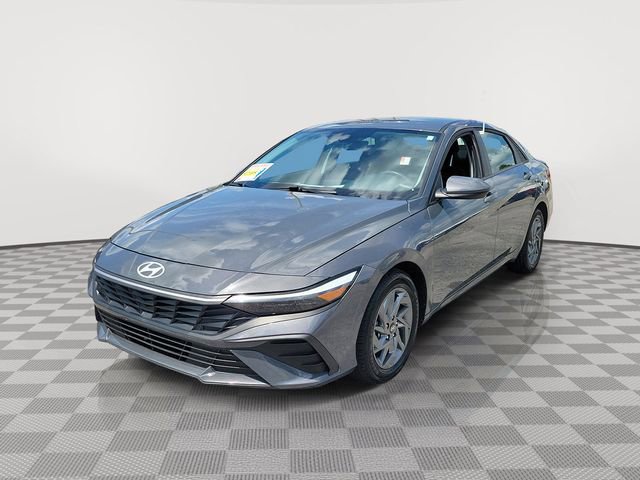 Used 2025 Hyundai Elantra Hybrid FWD image 3