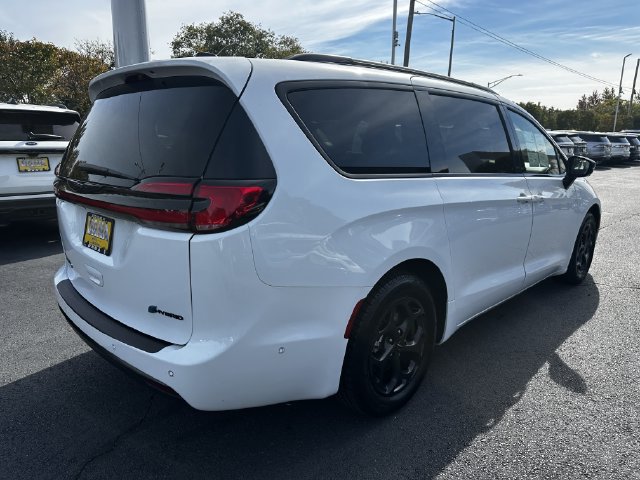 Used 2024 Chrysler Pacifica Premium FWD image 5