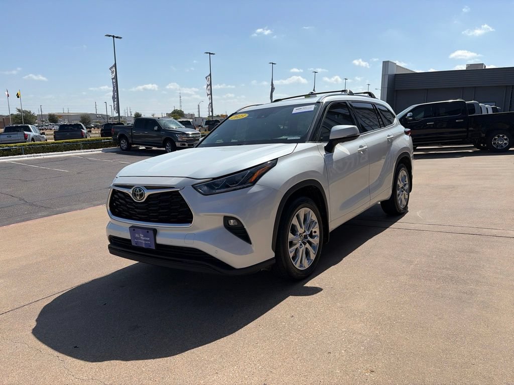 Used 2023 Toyota Highlander Limited FWD image 4