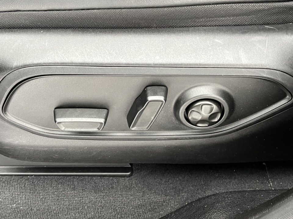 Used 2023 Jeep Grand Cherokee Limited w/ Luxury Tech Group II image 14