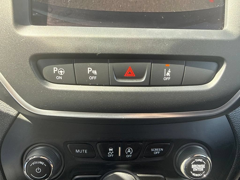 Used 2023 Jeep Cherokee Altitude Lux w/ Mopar Interior Package AWD/4WD image 26