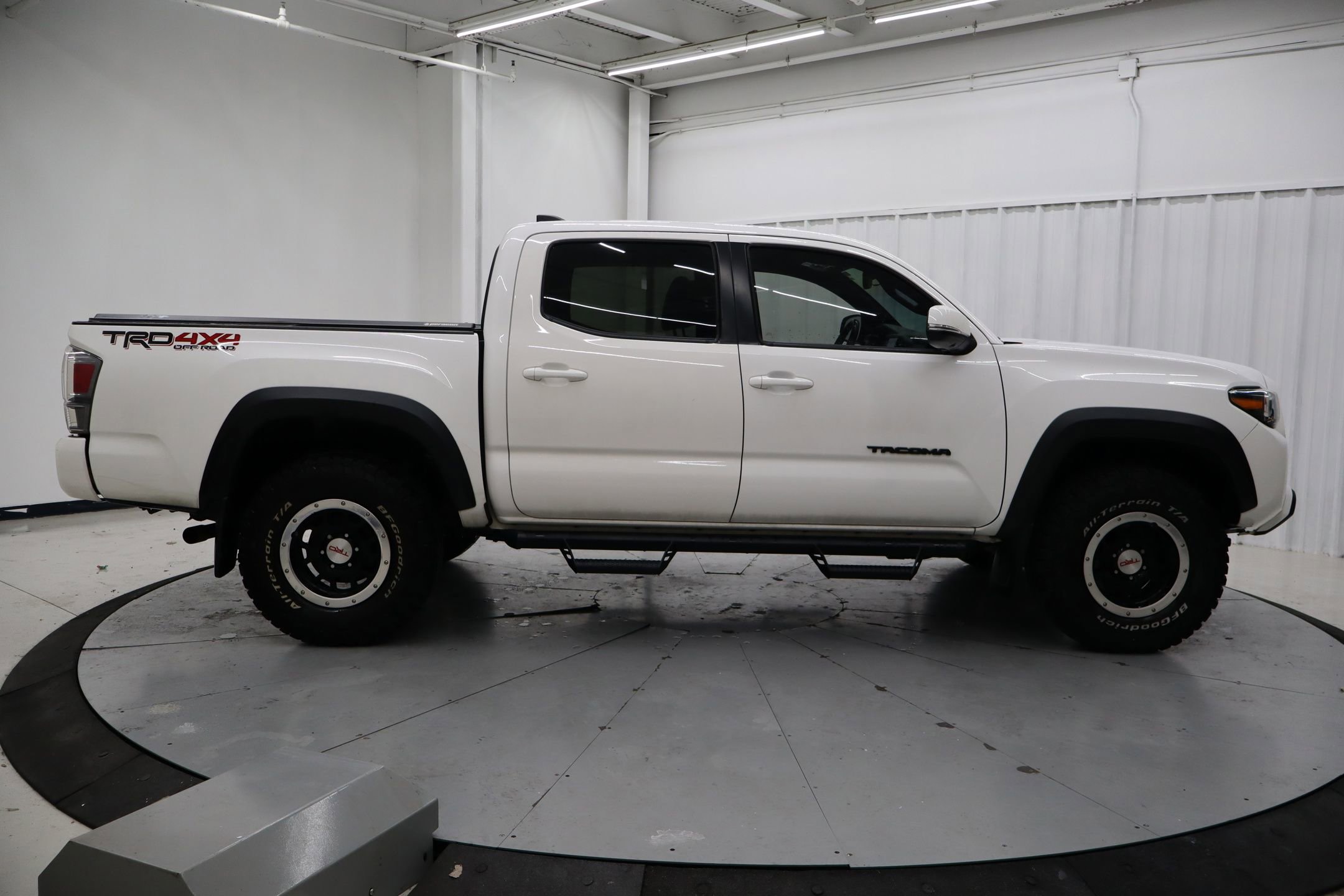Used 2020 Toyota Tacoma TRD Off-Road w/ TRD Premium Off Road Package image 2