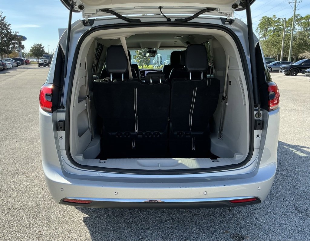 Used 2024 Chrysler Pacifica Touring-L image 22