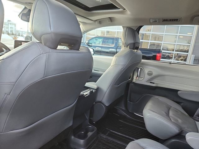 Used 2021 Toyota Sienna Limited image 24