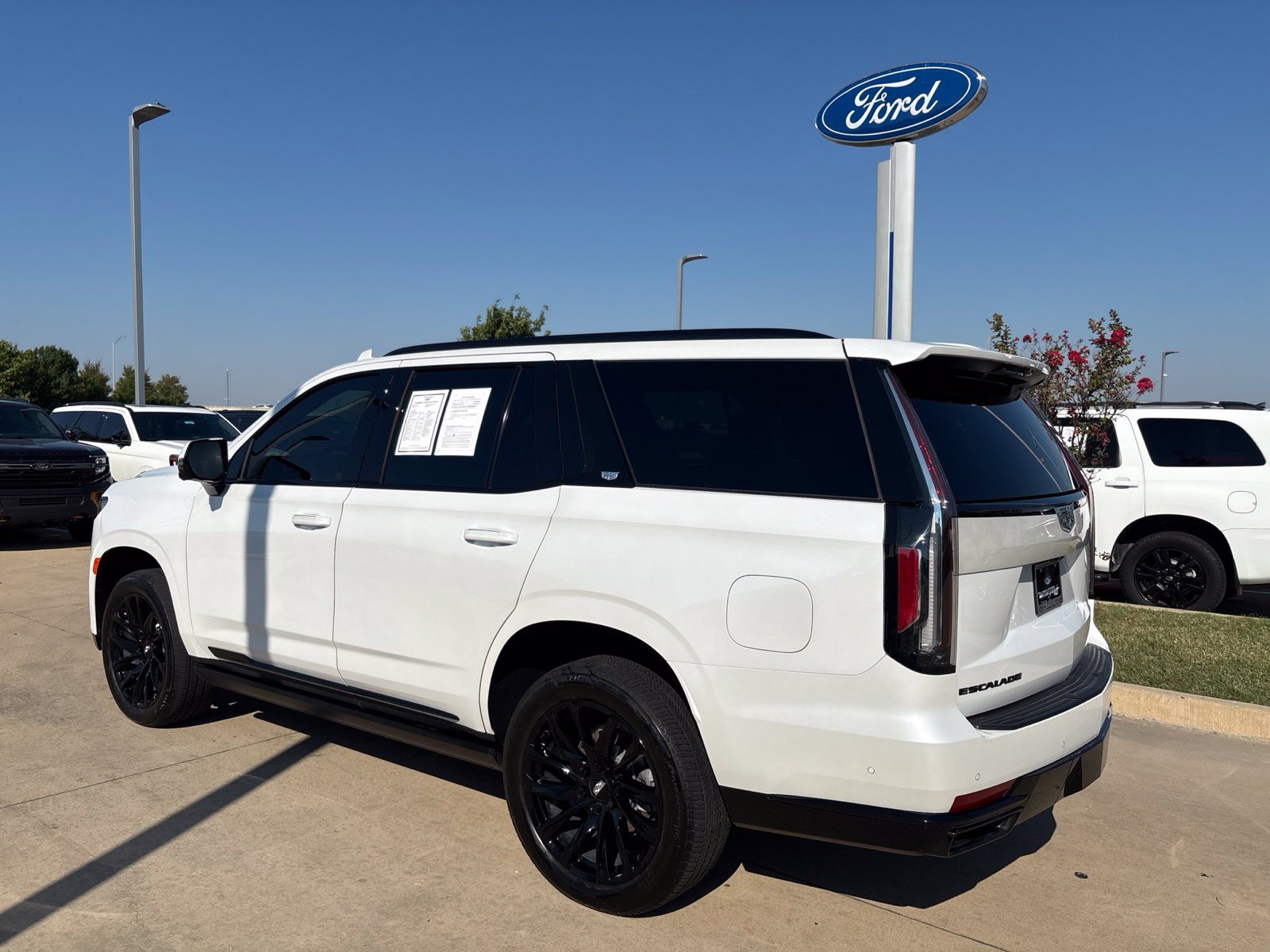 Used 2024 Cadillac Escalade Sport Platinum w/ LPO, ONYX Package AWD/4WD image 3