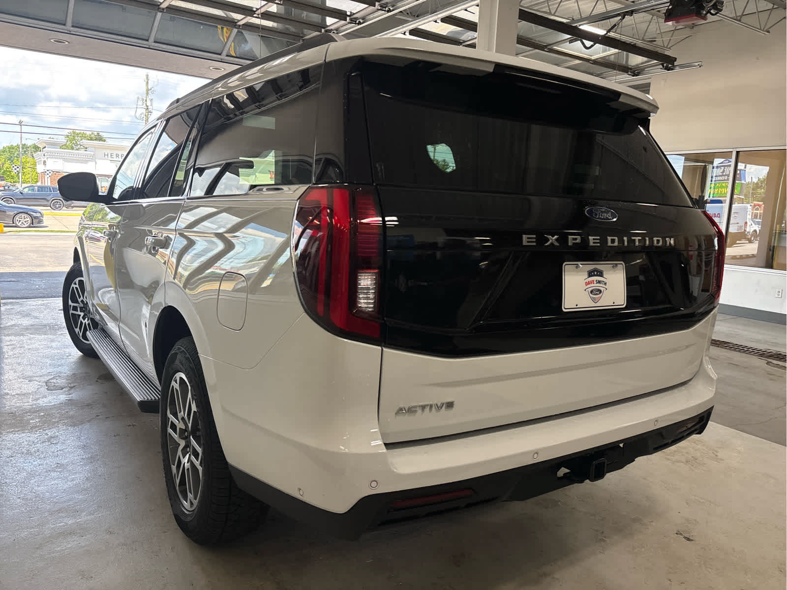 Certified 2025 Ford Expedition Active AWD/4WD image 5
