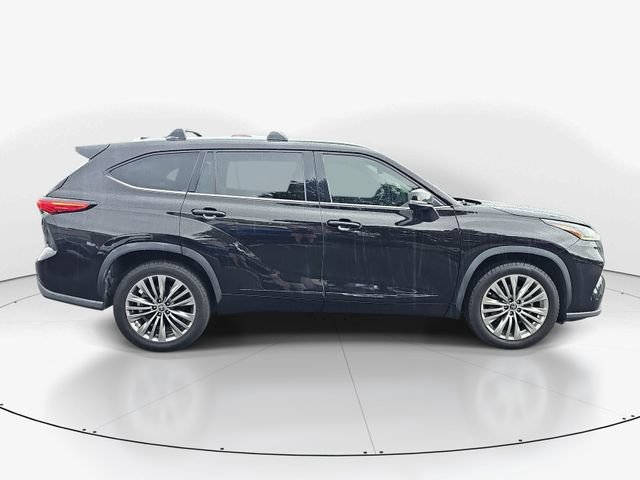 Used 2021 Toyota Highlander Platinum FWD image 3
