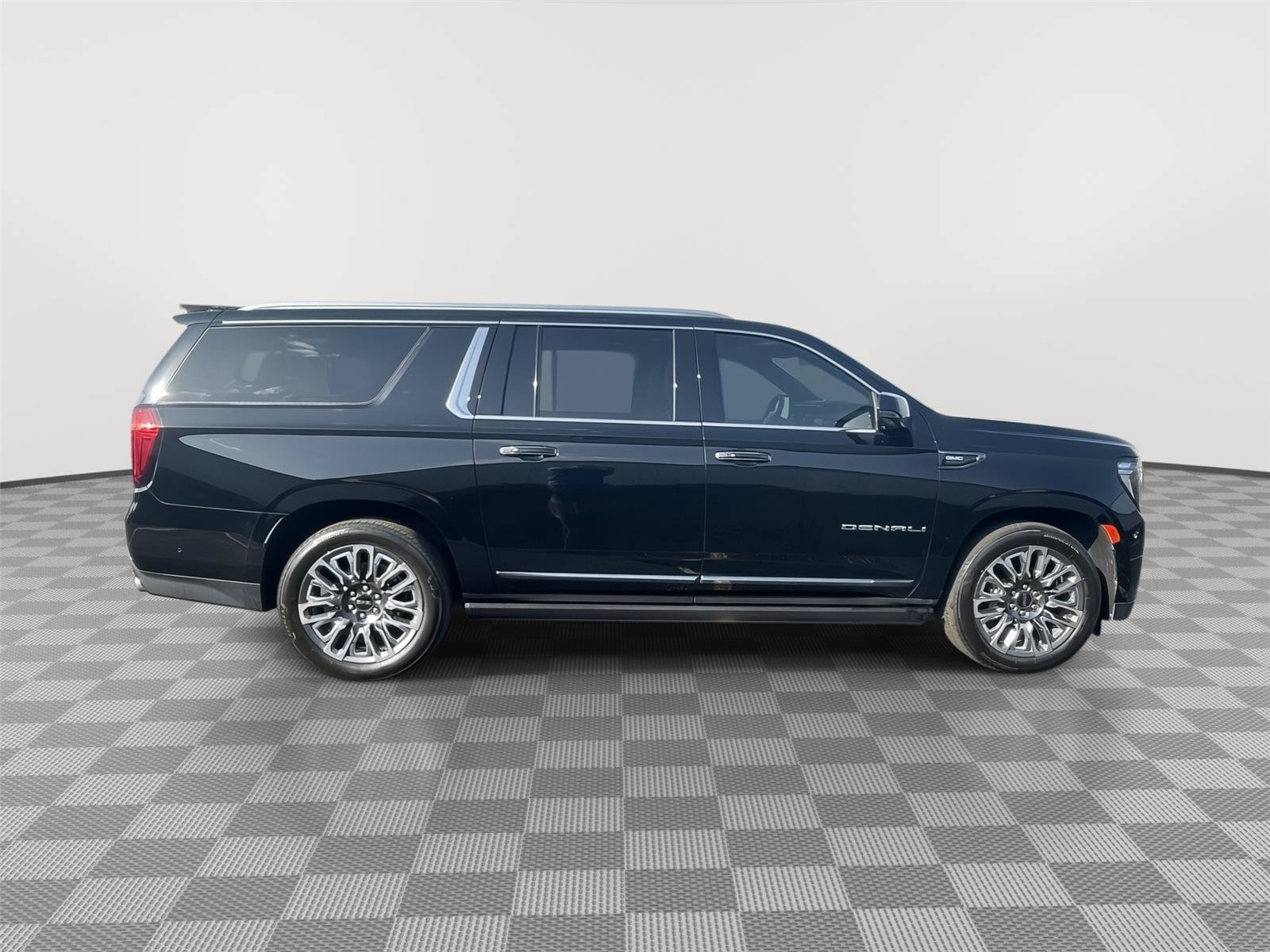 Used 2023 GMC Yukon XL Denali Ultimate AWD/4WD image 9
