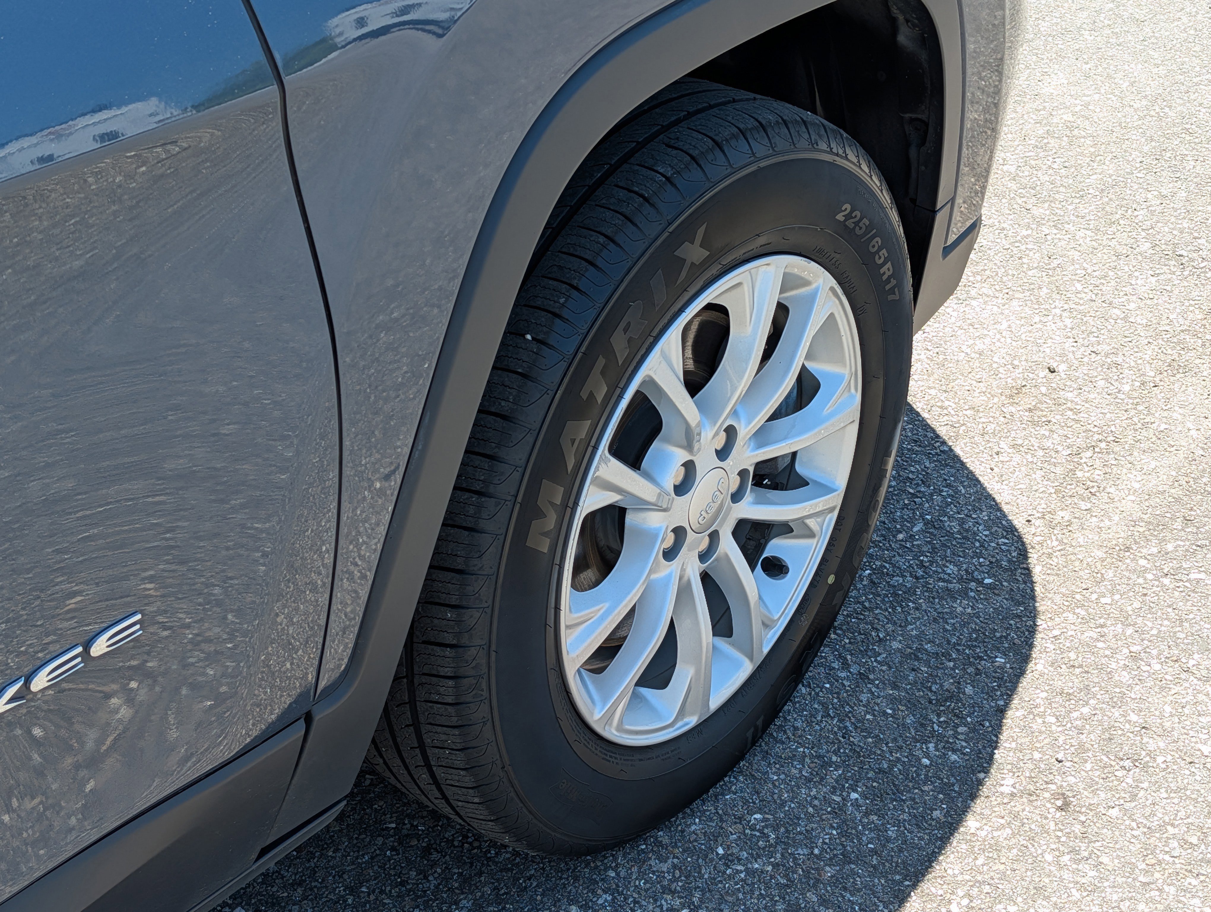 Used 2020 Jeep Cherokee Latitude w/ Cold Weather Group AWD/4WD image 12