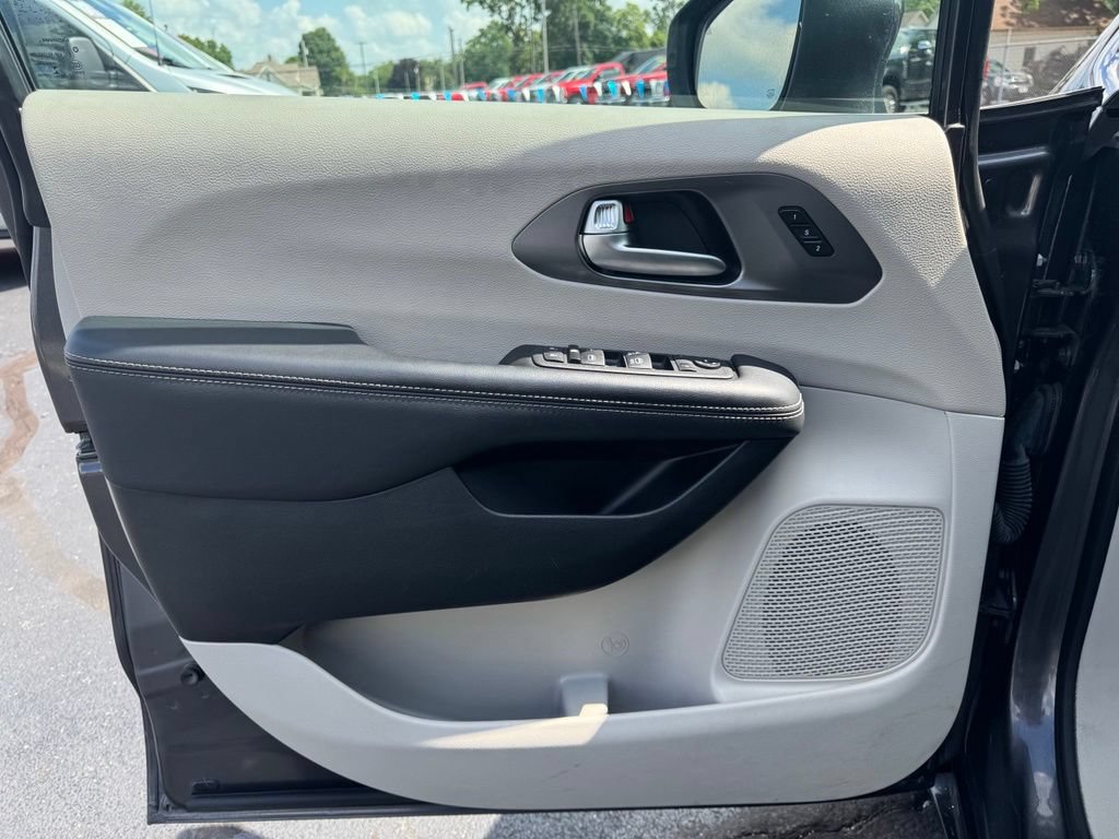 Used 2023 Chrysler Pacifica Touring-L FWD image 2