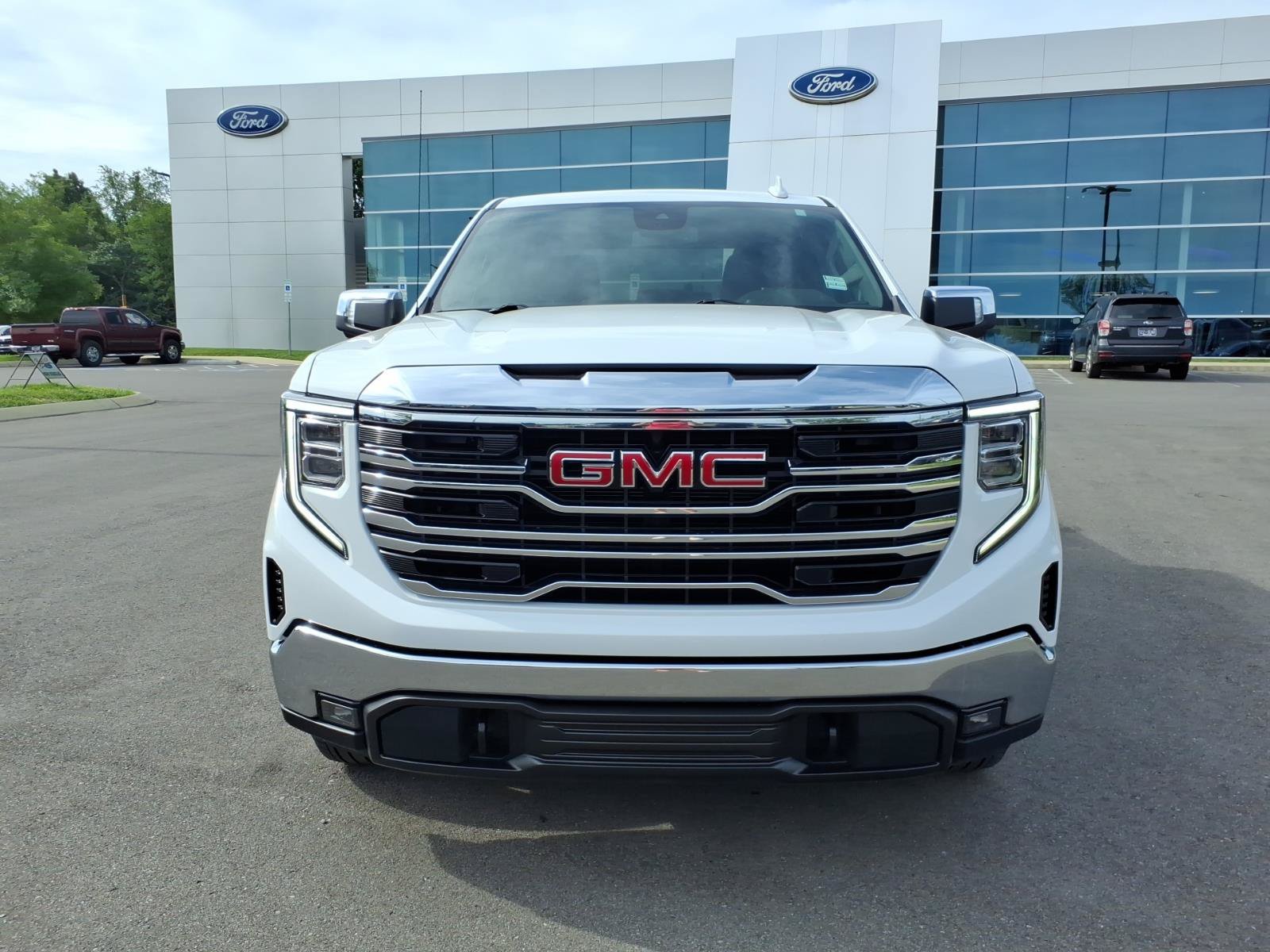 Used 2025 GMC Sierra 1500 SLT AWD/4WD image 8