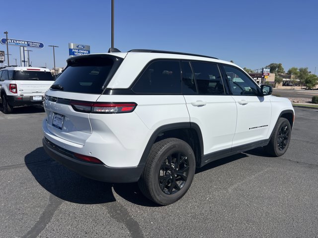 Used 2025 Jeep Grand Cherokee Altitude AWD/4WD image 4