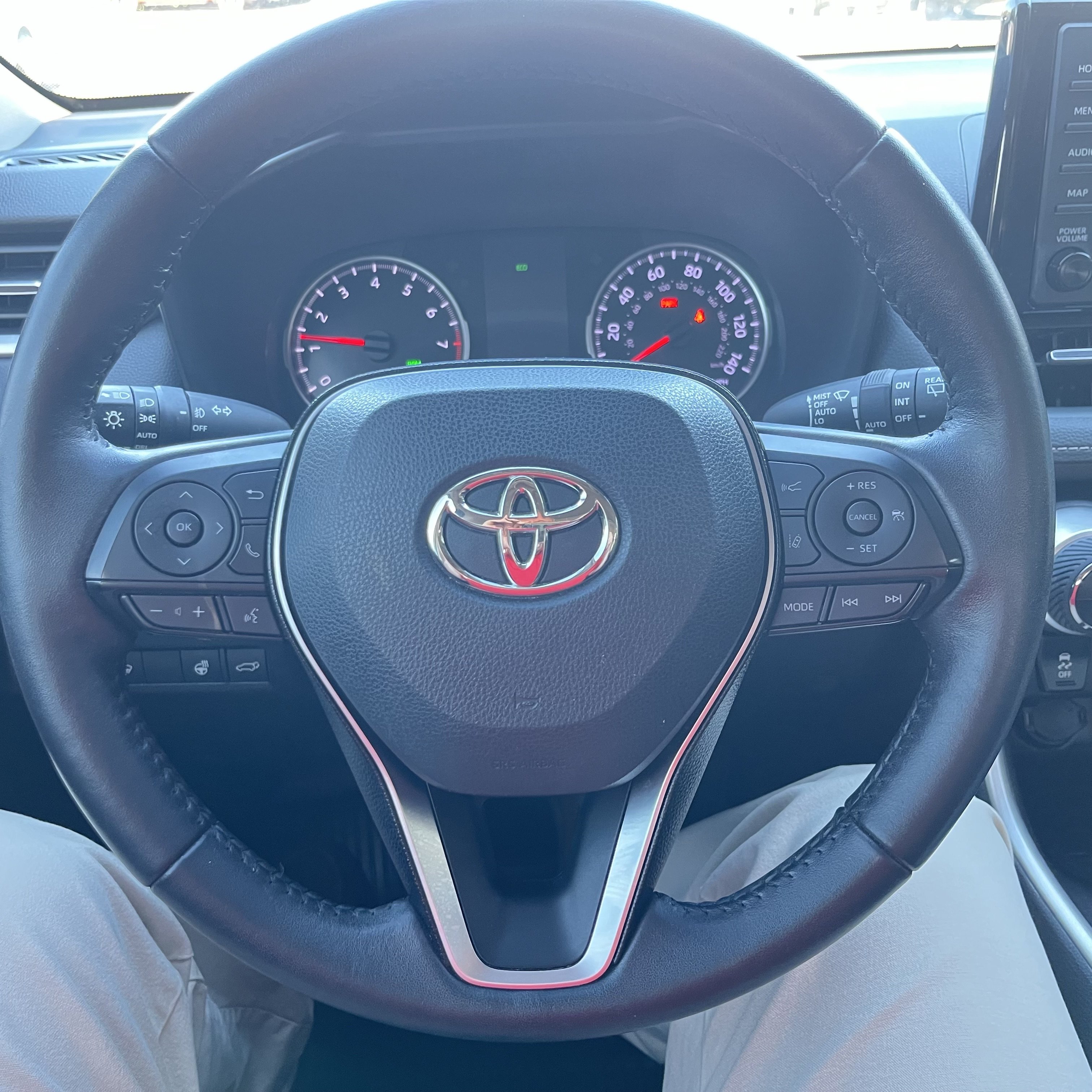Used 2021 Toyota RAV4 XLE Premium AWD/4WD image 21