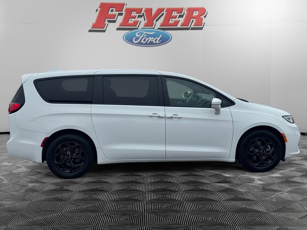 Used 2022 Chrysler Pacifica Touring-L w/ S Appearance Package image 2