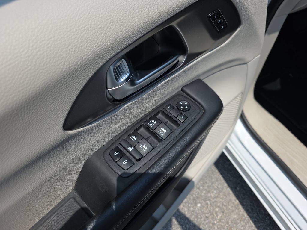 Used 2023 Chrysler Pacifica Touring-L FWD image 18
