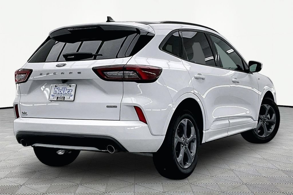 Certified 2023 Ford Escape ST-Line Select AWD/4WD image 2