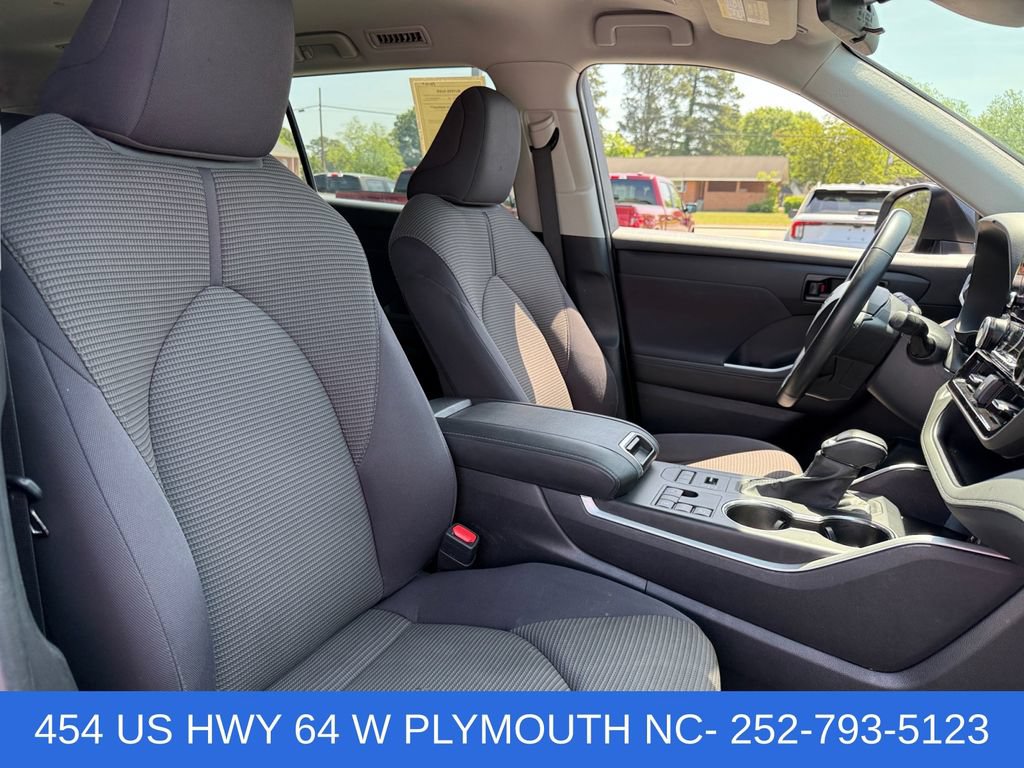 Used 2024 Toyota Highlander LE AWD/4WD image 18