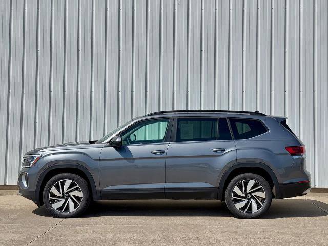 Used 2025 Volkswagen Atlas SE AWD/4WD image 3