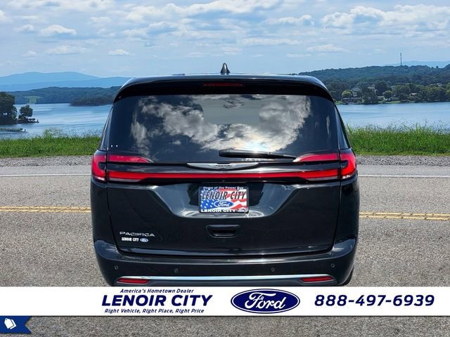 Used 2023 Chrysler Pacifica Touring-L FWD image 4