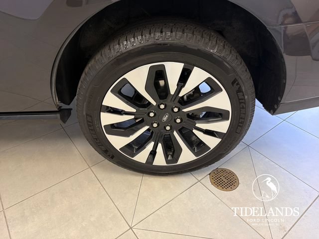 Certified 2025 Ford Expedition Platinum w/ Driver's Package AWD/4WD image 33