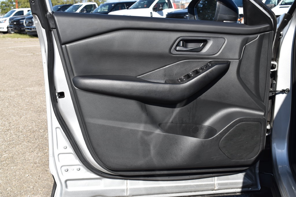 Used 2024 Nissan Rogue S AWD/4WD image 8