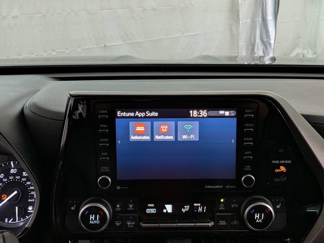Used 2021 Toyota Highlander XLE AWD/4WD image 30