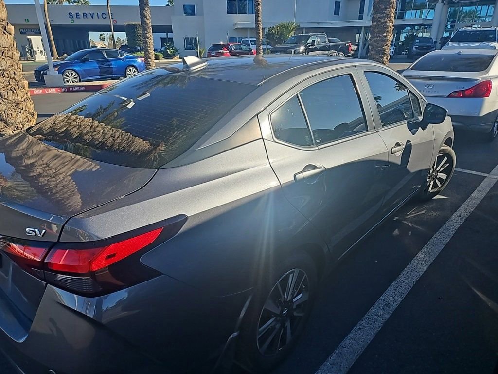 Used 2022 Nissan Versa SV image 2