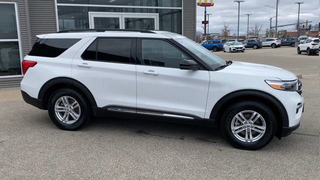 Certified 2024 Ford Explorer XLT w/ Equipment Group 202A AWD/4WD image 3