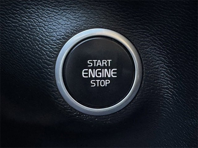 Used 2021 Volvo XC40 T4 Momentum image 20