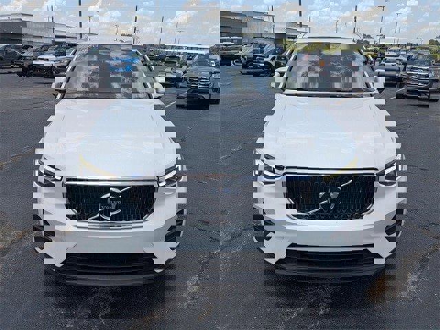 Used 2023 Volvo XC40 B5 Core image 8
