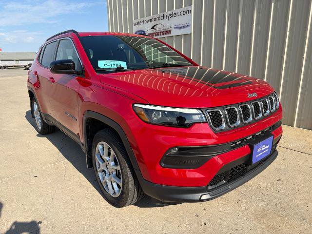 Used 2024 Jeep Compass Latitude w/ Sun and Sound Group AWD/4WD image 2