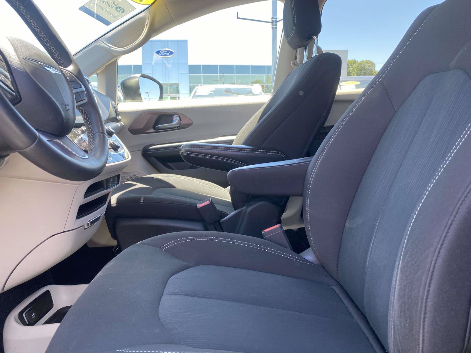 Used 2022 Chrysler Voyager LX FWD image 14