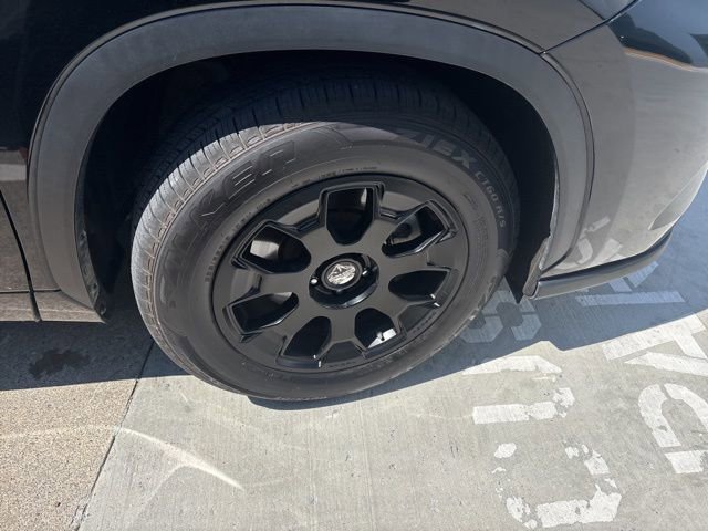 Used 2024 Toyota Highlander XLE image 12