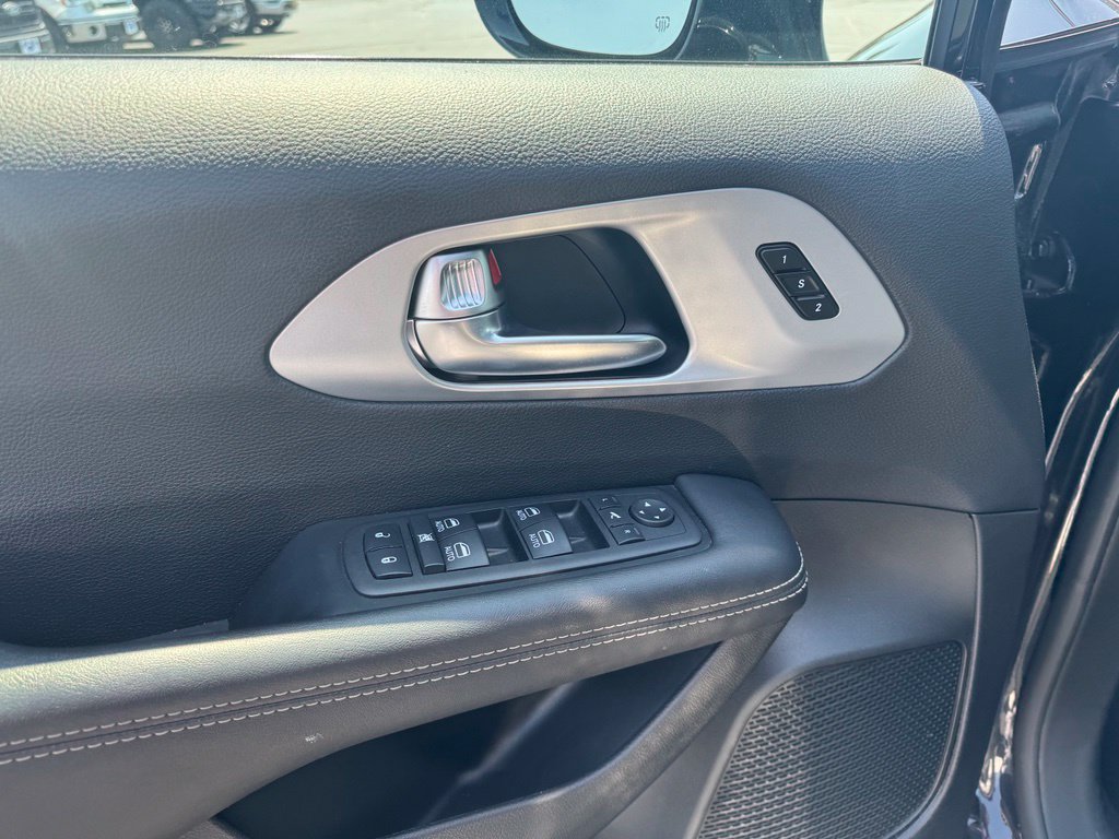 Used 2025 Chrysler Pacifica Limited FWD image 3