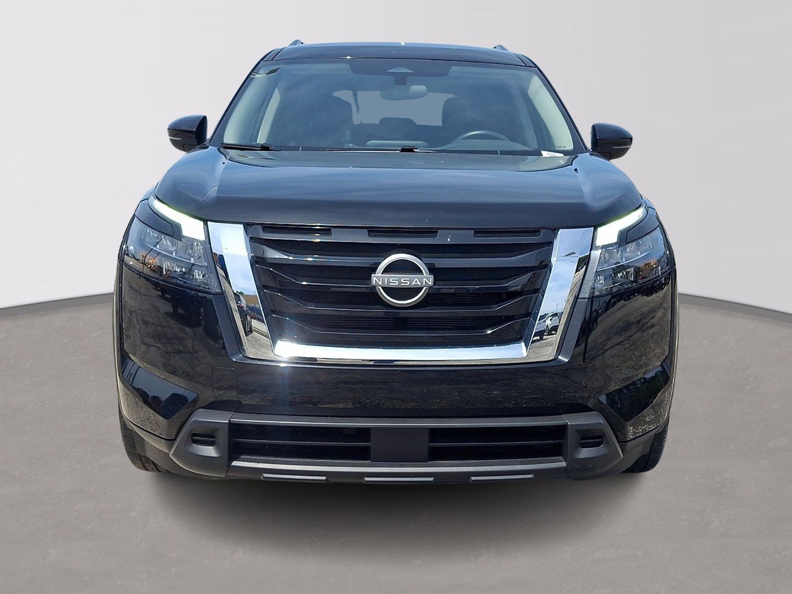 Used 2025 Nissan Pathfinder SV image 2