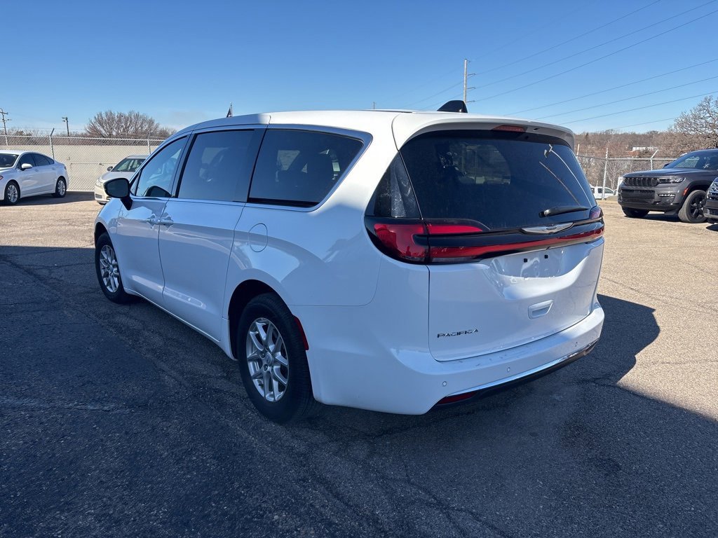 Used 2025 Chrysler Pacifica Select image 2