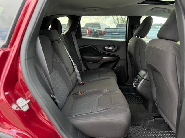 Used 2020 Jeep Cherokee Latitude w/ Cold Weather Group AWD/4WD image 16