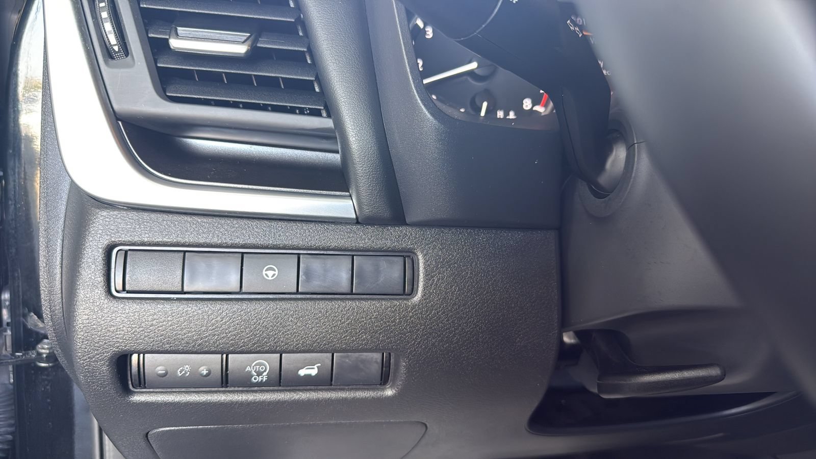 Used 2025 Nissan Rogue SV FWD image 18