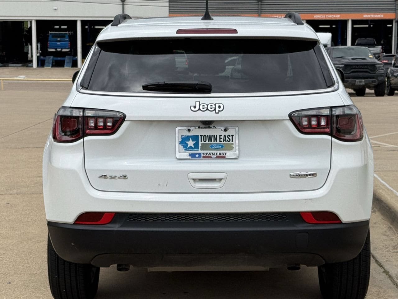 Used 2024 Jeep Compass Latitude w/ Sun and Sound Group AWD/4WD image 6
