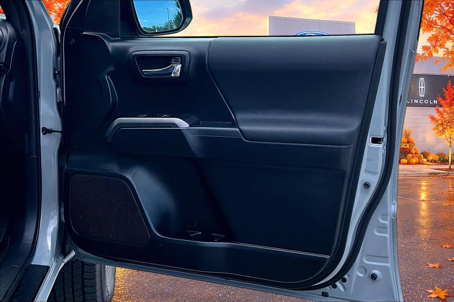 Used 2019 Toyota Tacoma TRD Off-Road AWD/4WD image 29