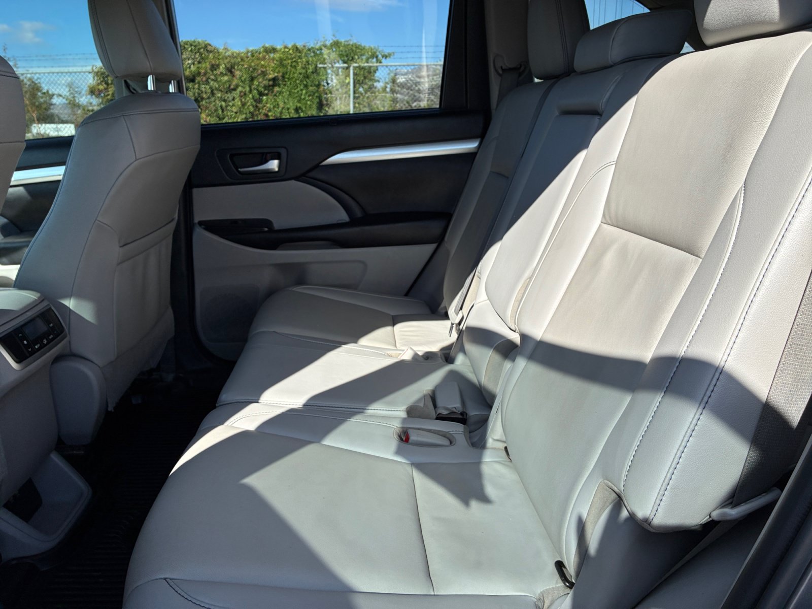 Used 2019 Toyota Highlander XLE AWD/4WD image 17