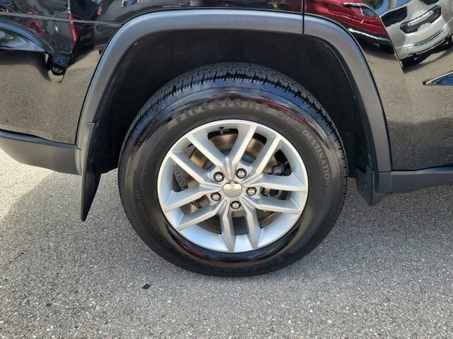 Used 2017 Jeep Grand Cherokee Laredo w/ Quick Order Package 23E AWD/4WD image 10