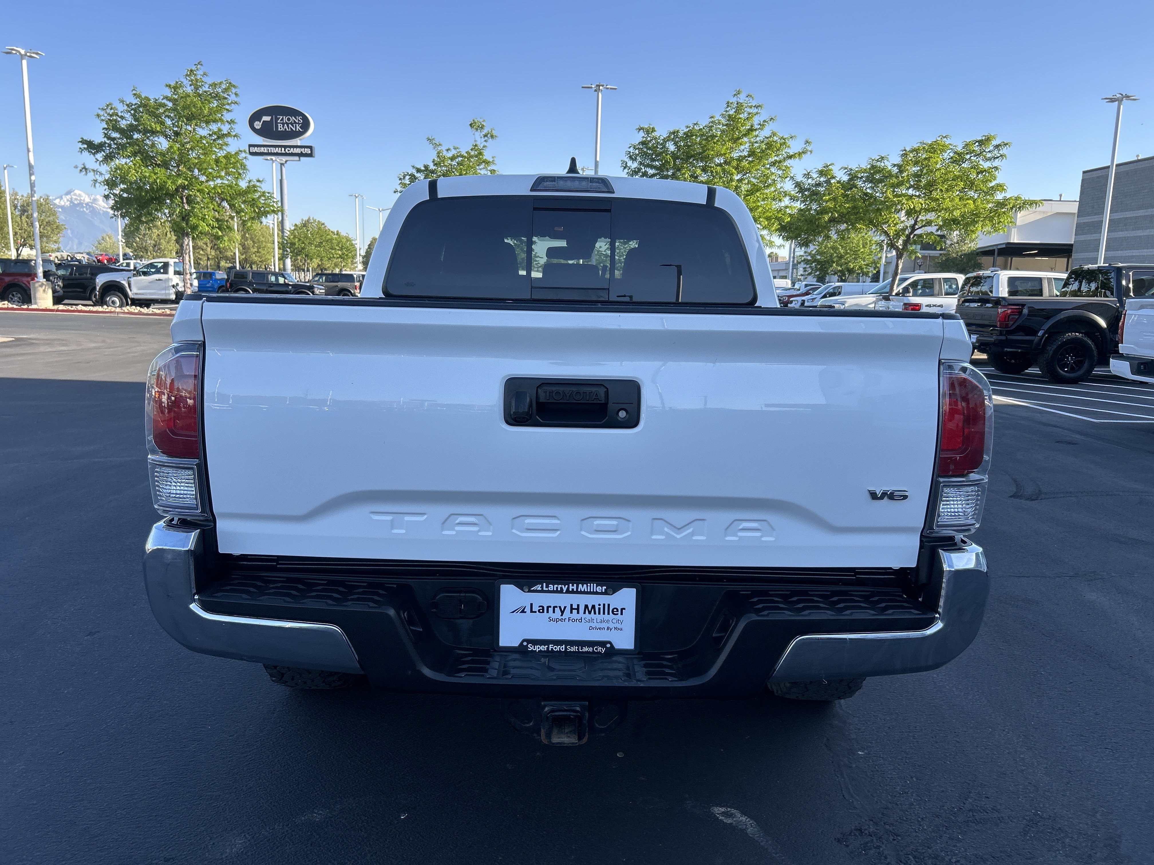 Used 2022 Toyota Tacoma TRD Off-Road AWD/4WD image 4