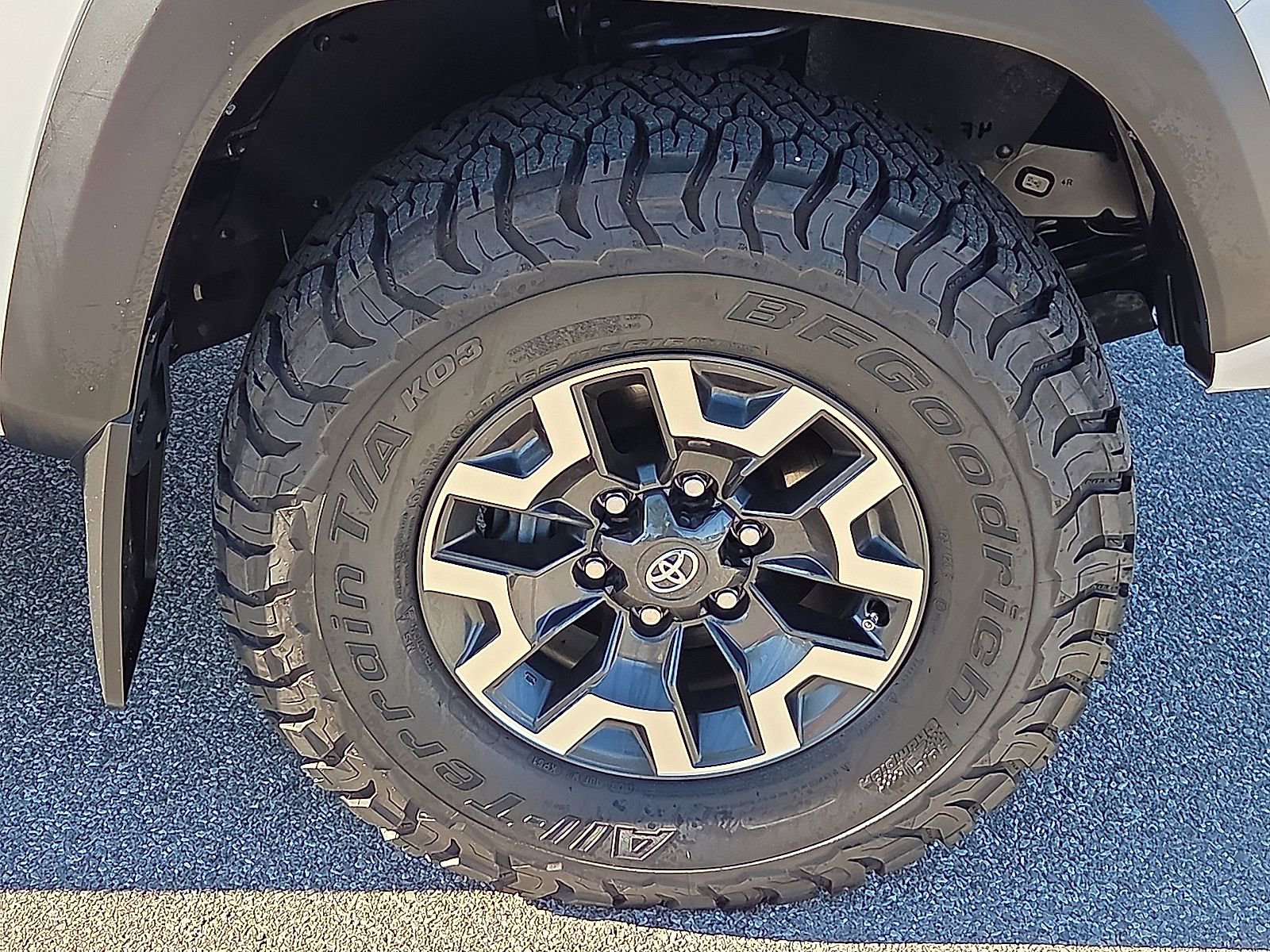 Used 2023 Toyota Tacoma TRD Off-Road w/ Technology Package AWD/4WD image 7