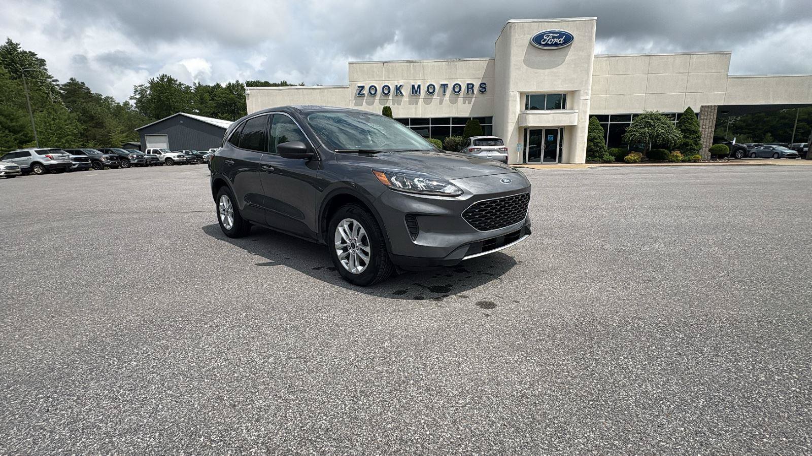 Certified 2022 Ford Escape SE w/ Cold Weather Package AWD/4WD image 2