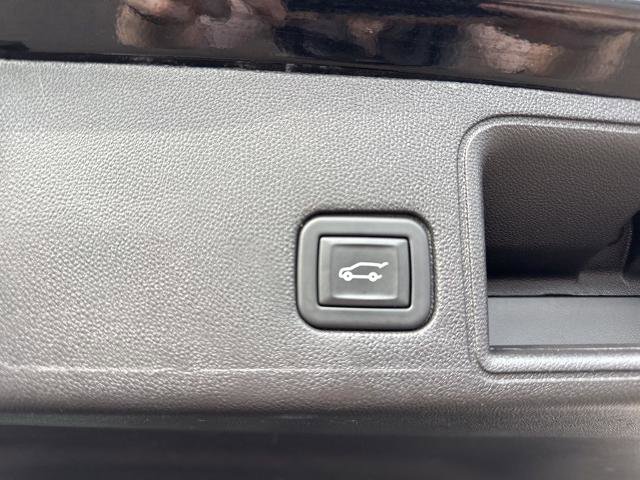 Used 2024 GMC Terrain SLT image 18