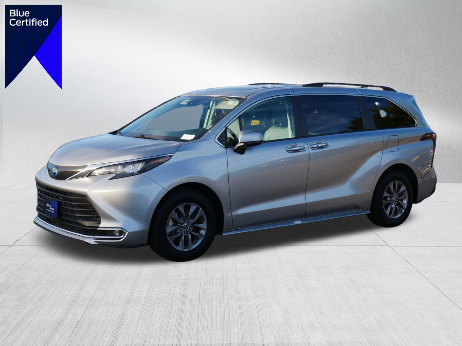 Used 2024 Toyota Sienna XLE image 1