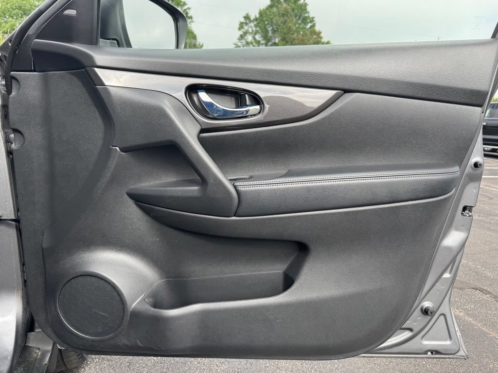 Used 2019 Nissan Rogue SV w/ Premium Package AWD/4WD image 17