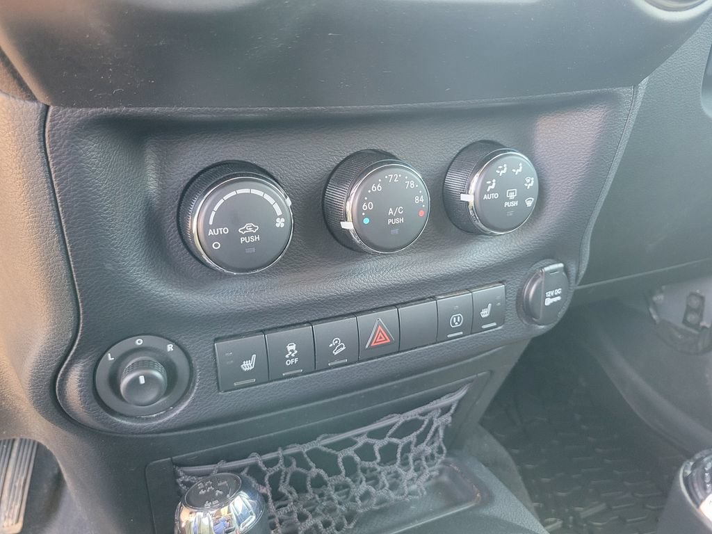 Used 2018 Jeep Wrangler Unlimited Sahara AWD/4WD image 29